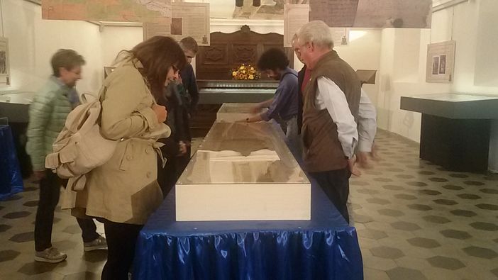 Finalmente esposta a Savigliano la pergamena del 1349 dopo un atteso restauro