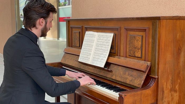 Lorenzo Bongiovanni, il compositore che dona pianoforti per avvicinare le persone alla musica [VIDEO]