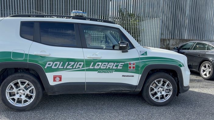 Bivaccava nei giardini di via della Cornice: scatta il provvedimento di allontanamento da parte della Questura di Cuneo Bivaccava nei giardini di via della Cornice: scatta il provvedimento di allontanamento da parte della Questura di Cuneo