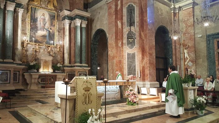 In foto: la preghiera di supplica a Maria del rettore don Enzo Torchio In foto: la preghiera di supplica a Maria del rettore don Enzo Torchio