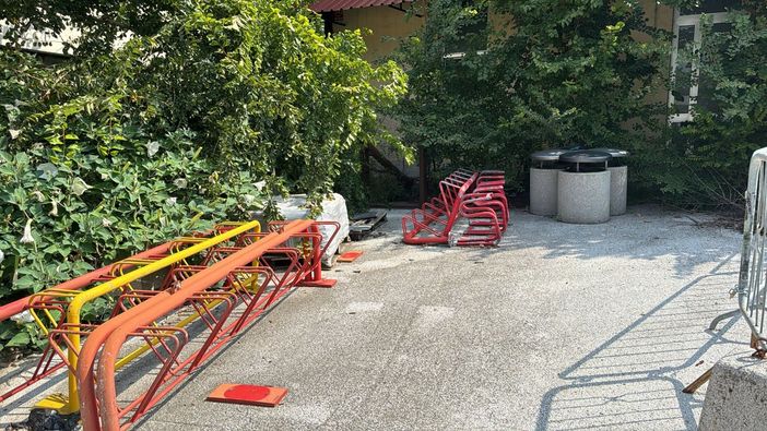 Rastrelliere del Comune, la replica: "Non vengono sprecate. Chi ne ha bisogno, ne faccia richiesta"