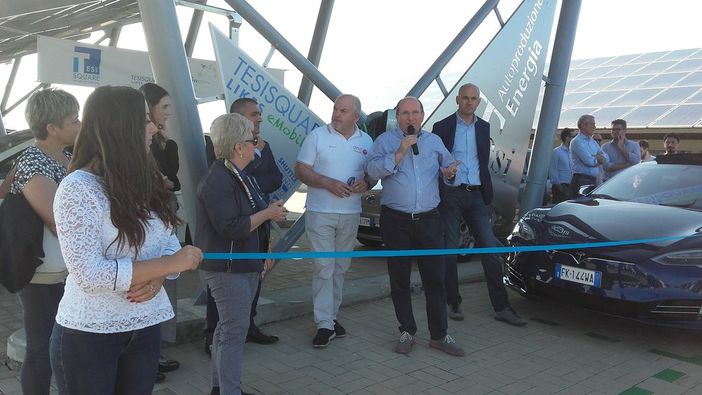Inaugurata a Cherasco la postazione eMobility: tre colonne per la ricarica di auto elettriche Inaugurata a Cherasco la postazione eMobility: tre colonne per la ricarica di auto elettriche