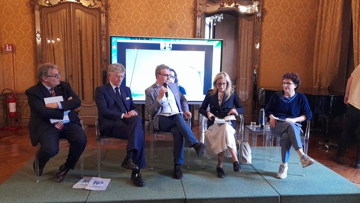 I giornali locali non fermano l'emorragia: in 30 anni persi 200mila copie e 400mila lettori. Ma ora c'è la rivoluzione dell'online I giornali locali non fermano l'emorragia: in 30 anni persi 200mila copie e 400mila lettori. Ma ora c'è la rivoluzione dell'online