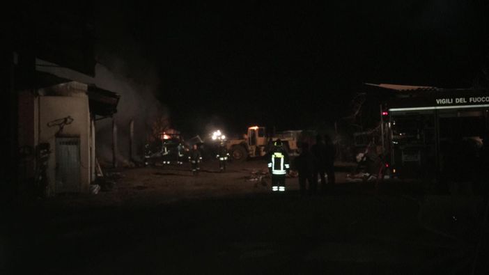 Fiamme in una cascina a Rocca de Baldi: morti una ventina di animali