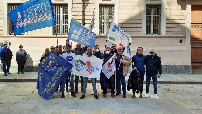 Sit-in della polizia penitenziaria di Cuneo davanti alla Prefettura: “Condizioni di lavoro estenuanti” [VIDEO]