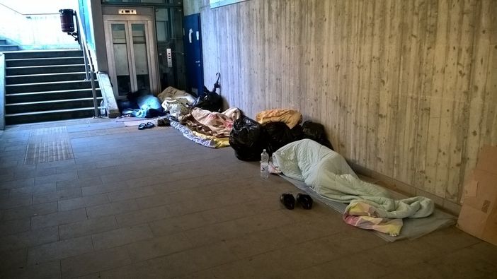 Sottopasso del Movicentro a Cuneo di nuovo occupato dai senzatetto