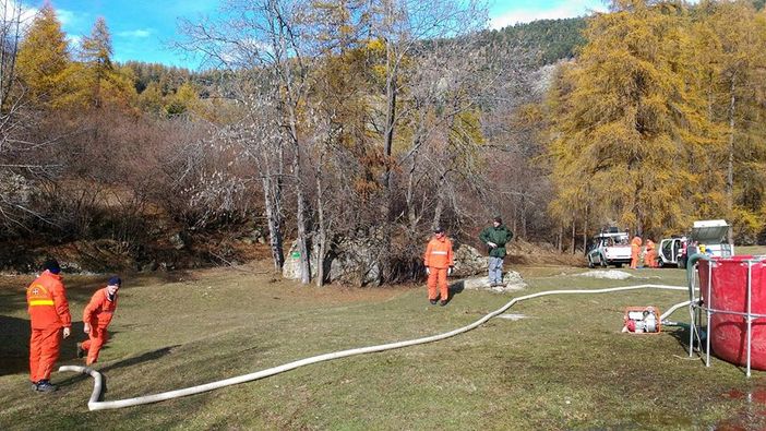 Le operazioni di spegnimento dell'incendio di domenica scorsa