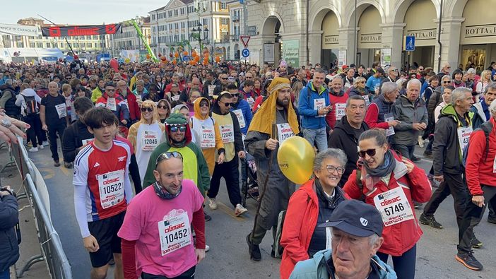 Più di 20 mila partecipanti, il rosso contro la violenza sulle donne e il cielo azzurro: successo per la Stracôni 2024 Più di 20 mila partecipanti, il rosso contro la violenza sulle donne e il cielo azzurro: successo per la Stracôni 2024