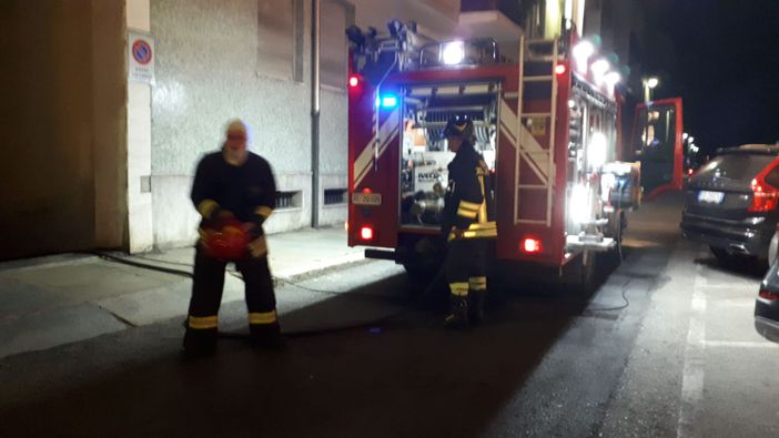 Incendio in uno scantinato di corso Nizza a Cuneo: il fumo invade i portici (VIDEO E FOTO) Incendio in uno scantinato di corso Nizza a Cuneo: il fumo invade i portici (VIDEO E FOTO)