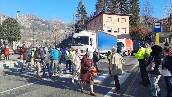 Il volantinaggio contro il traffico pesante questa mattina (giovedì 2 dicembre) a Demonte Il volantinaggio contro il traffico pesante questa mattina (giovedì 2 dicembre) a Demonte