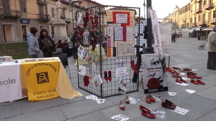 Zapatos royos a Donne in cammino