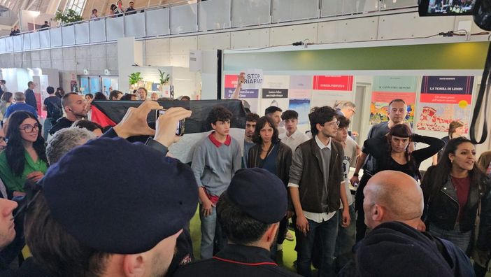 I pro Pal contestano il ministro della Difesa Crosetto al Salone del Libro I pro Pal contestano il ministro della Difesa Crosetto al Salone del Libro