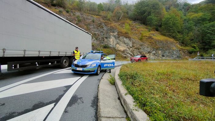 Statale 28, movieri in azione e code chilometriche anche in questo secondo weekend di giugno: da domani lo stop ai tir a Pornassio [VIDEO]
