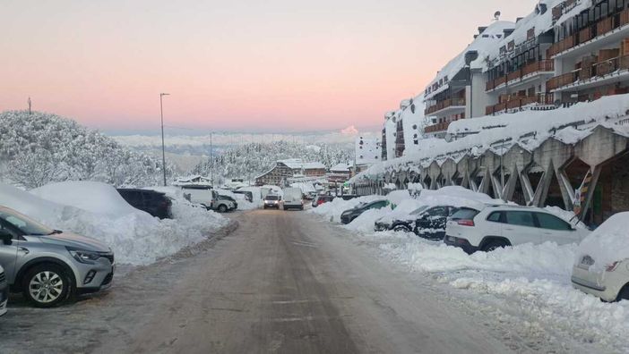 Boom di presenze sulla neve a Frabosa Sottana, traffico intenso ma nessun incidente. Numeri record per il turismo a Prato Nevoso e Artesina