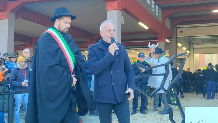 Il senatore Bergesio col sindaco Schellino alla Fiera internazionale del Bue Grasso di Carrù Il senatore Bergesio col sindaco Schellino alla Fiera internazionale del Bue Grasso di Carrù