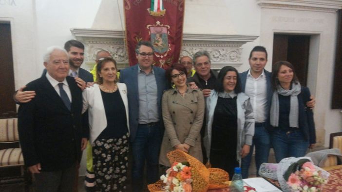 Carovigno, foto di gruppo dopo il conferimento della cittadinanza onoraria a Maria Grazia Colombari, terza da sinistra Carovigno, foto di gruppo dopo il conferimento della cittadinanza onoraria a Maria Grazia Colombari, terza da sinistra