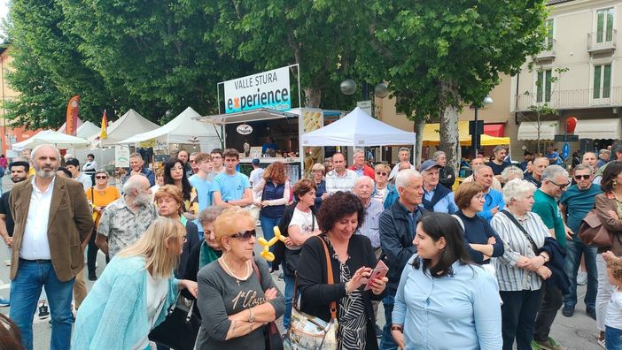 A Dronero inaugurata l'attesa e gustosissima Fiera degli Acciugai