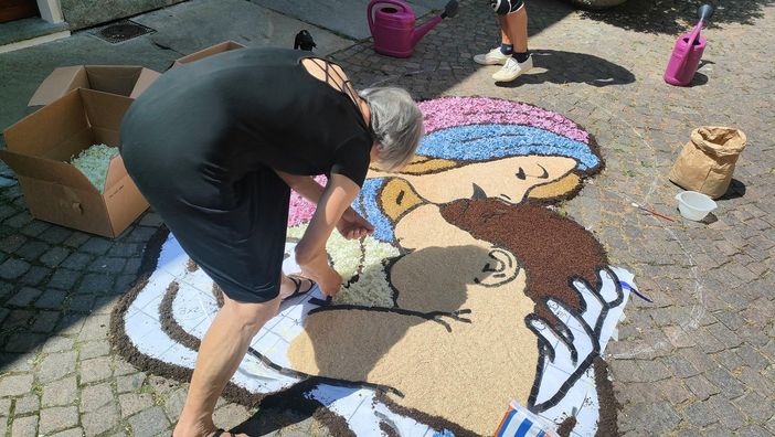 Cuneo, un tappeto di fiori in attesa della processione della Madonna del Carmine [FOTO]