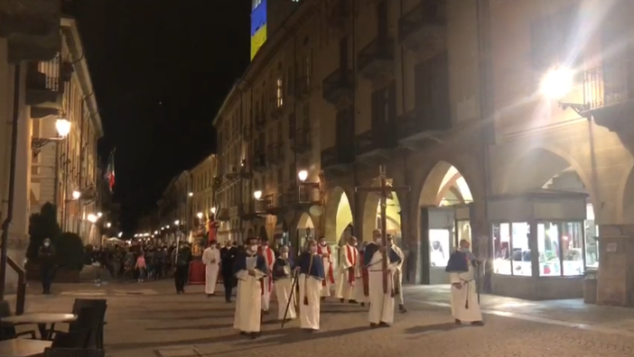 Torna la "Via Crucis" in presenza: almeno 300 partecipanti ieri sera a Cuneo [FOTO E VIDEO]
