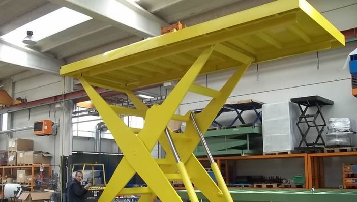 Logistica 4.0: come le piattaforme elevatrici migliorano l’efficienza Logistica 4.0: come le piattaforme elevatrici migliorano l’efficienza