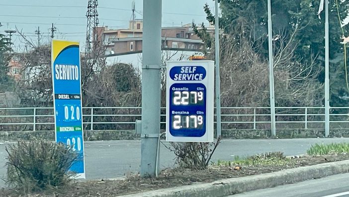 Caro carburante, la GdF intensifica i controlli: in agosto riscontrate 325 irregolarità Caro carburante, la GdF intensifica i controlli: in agosto riscontrate 325 irregolarità
