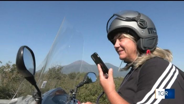 La donna ripresa dalle telecamere della Rai campana, protagonista di un servizio della locale Tgr