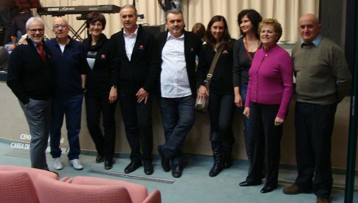 Tanto pubblico a Bra per lo spettacolo "Cantoma e sonoma an compania"