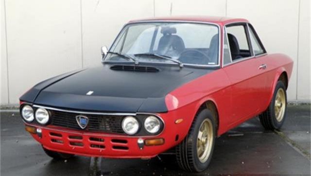 A Monforte d'Alba vernissage della Temporary Forge con un raduno di Lancia storiche