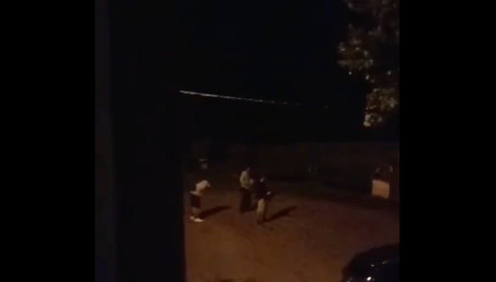 Bene Vagienna, si divertono a lanciare pietre contro un lampione: il Comune pubblica il video Bene Vagienna, si divertono a lanciare pietre contro un lampione: il Comune pubblica il video