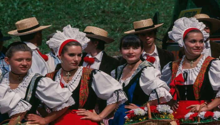 Alba: corso di danze occitane e folk in bocciofila
