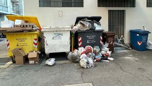Rifiuti in centro a Cuneo, il consigliere Boselli: “Situazione che si ripete prima dei festivi” Rifiuti in centro a Cuneo, il consigliere Boselli: “Situazione che si ripete prima dei festivi”