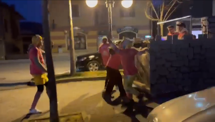 Carnevale ad ogni costo: a Dronero organizzano una sfilata non autorizzata, intervengono i carabinieri Carnevale ad ogni costo: a Dronero organizzano una sfilata non autorizzata, intervengono i carabinieri