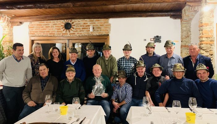 Il sindaco di Envie Roberto Mellano ha ricevuto con una targa ricordo dal locale gruppo degli Alpini assieme a quello della frazione Occa