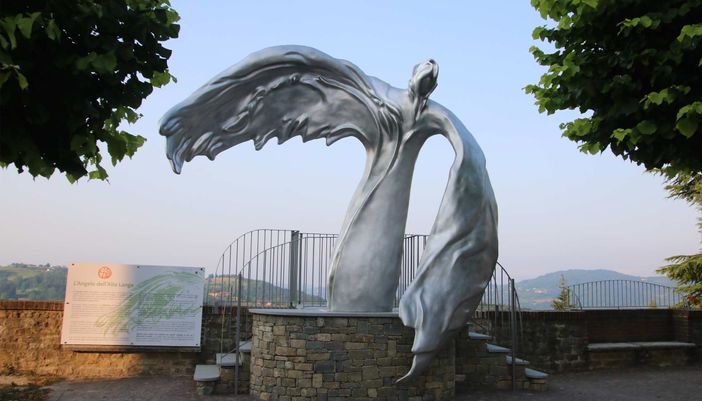 #controcorrente: l’Angelo dell’Alta Langa, statua che si affaccia dal Belvedere di Bossolasco, in provincia di Cuneo, è un segno di pace e di accoglienza