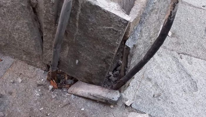 Autocarro urta edificio Atc in centro a Fossano cagionando visibili danni