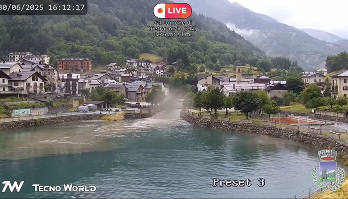 L'ingresso del fiume Stura carico di detriti nel bacino artificiale di Pietraporzio