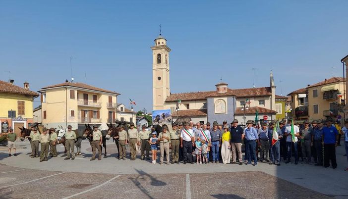 A Piozzo la grande festa alpina con la sfilata in paese dei muli del reparto salmerie [FOTO]