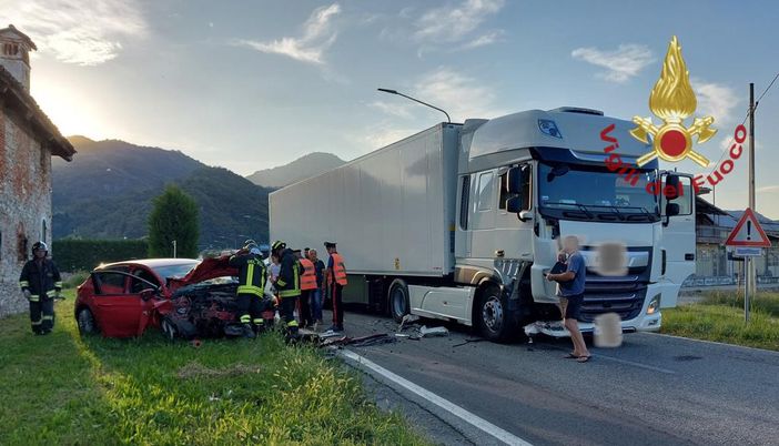 Auto contro camion a Revello, ferito il conducente della vettura