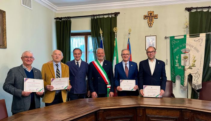 I sindaci premiati con il governatore Alberto Cirio e il primo cittadino di Sommariva Perno Stefano Rosso