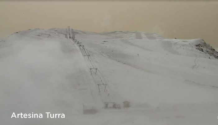 Il cielo arancione ad Artesina e dietro il Mondolè: colpa della sabbia del Sahara