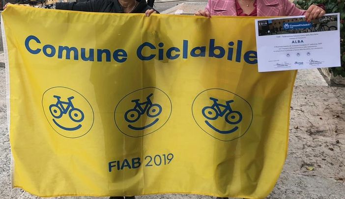 Fiab consegna alla città di Alba la bandiera di “Comuni Ciclabili”