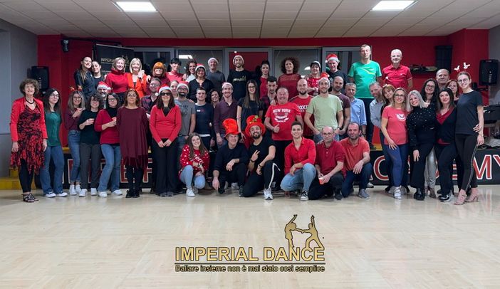 Auguri di Buon Natale e di un allegro inizio 2024 dall'Imperial Dance Auguri di Buon Natale e di un allegro inizio 2024 dall'Imperial Dance