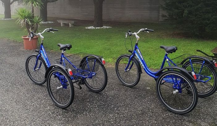 Due bici a tre ruote all'ingresso del cimitero di Moretta per le persone con difficoltà motorie