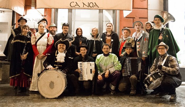 Foto di gruppo per maschere e suonatori