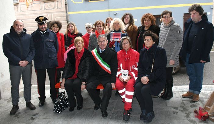 Inaugurate le panchine rosse a San Michele e Roccaforte Mondovì