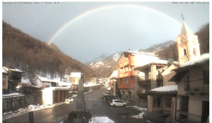 Crissolo si sveglia con l'arcobaleno immortalato dalla webcam