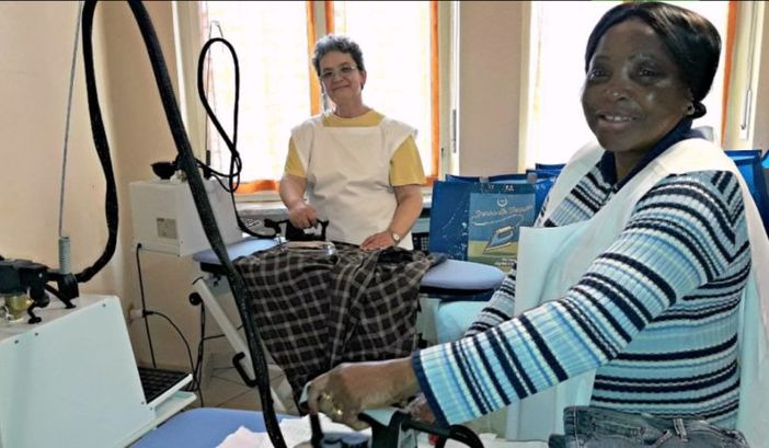 "Stireria donne di ferro": a Cuneo il progetto per l'autonomia delle donne vittime di violenza o bisognose di aiuto