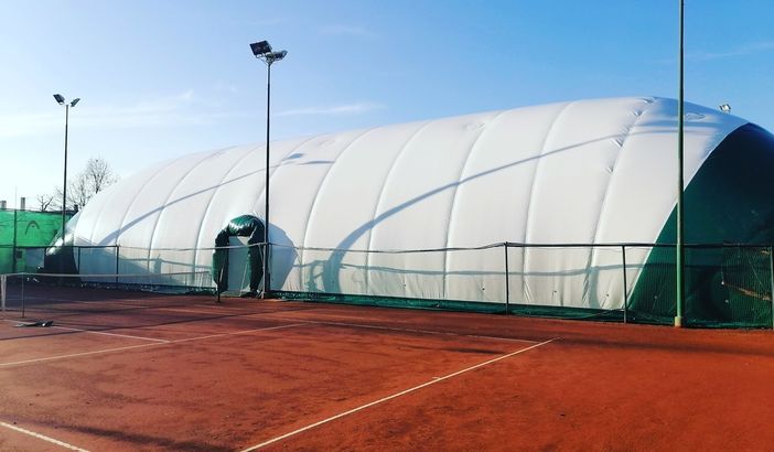Tennis - Alba, novità al Centro San Cassiano: è arrivata la copertura per il campo in terra battuta