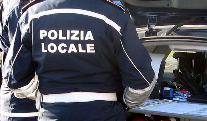 Dieci sanzioni per mancata revisione e un sequestro per veicolo senza assicurazione: l’Unione dei Comuni di Langhe e del Barolo rafforza la sicurezza Dieci sanzioni per mancata revisione e un sequestro per veicolo senza assicurazione: l’Unione dei Comuni di Langhe e del Barolo rafforza la sicurezza