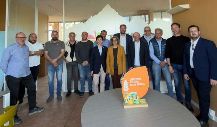 Sindaci, e consiglieri loro rappresentanti, dei Comuni montani del Distretto con il presidente Roberto Dalmazzo Sindaci, e consiglieri loro rappresentanti, dei Comuni montani del Distretto con il presidente Roberto Dalmazzo